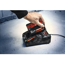 Bosch Akku 18 Volt wird in ein Ladegerät eingesetzt