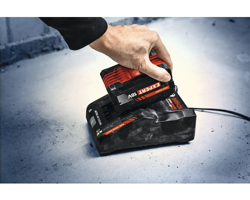 Bosch Akku 18 Volt wird in ein Ladegerät eingesetzt