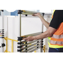 Eine Person montiert ein Aluminium-Rollgerüst.