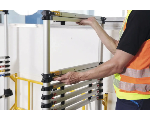 Eine Person montiert ein Aluminium-Rollgerüst.