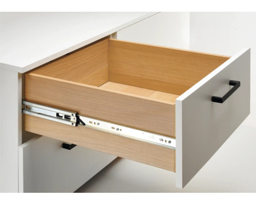 Offene Schublade mit Auszugsschienen in einem weißen Möbelstück