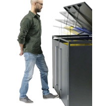 Abfalltrennsystem mit Tretpedal und Person