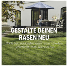 Garten mit Rasenfläche, Gartenmöbeln und Person unter einem Sonnenschirm