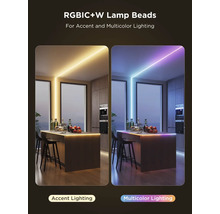 Moderne Küche mit LED-Streifen an Decke und Kücheninsel. Darstellung von Akzentbeleuchtung in Warmweiß und mehrfarbiger Beleuchtung.