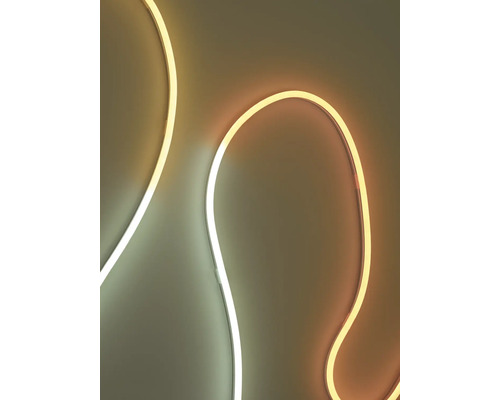 Flexibler LED-Streifen mit Neon-Effekt in Wellenform angeordnet.