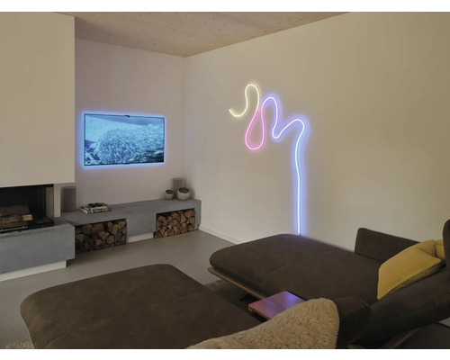 Modernes Wohnzimmer mit Kamin, Fernseher und einer geschwungenen LED-Wandbeleuchtung in Neon-Optik über einem Sofa.