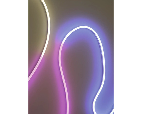Flexibler LED-Streifen in geschwungener Form mit farbigem Licht.