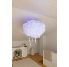 Wolkenförmige Pendelleuchte mit hängenden LED-Kerzen in einem hellen, modernen Raum mit weißer Paneelendecke und Holzboden.