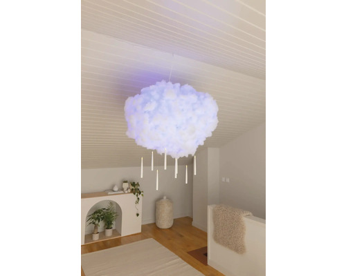 Wolkenförmige Pendelleuchte mit hängenden LED-Kerzen in einem hellen, modernen Raum mit weißer Paneelendecke und Holzboden.