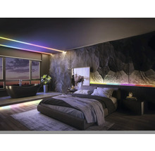 Modernes Schlafzimmer und Bad mit smarter LED-Band-Beleuchtung, dunkler Steinoptik-Wand, Doppelbett und freistehender Badewanne.