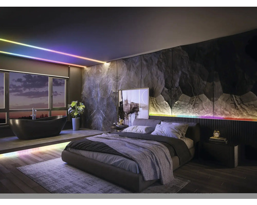 Modernes Schlafzimmer und Bad mit smarter LED-Band-Beleuchtung, dunkler Steinoptik-Wand, Doppelbett und freistehender Badewanne.