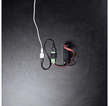 Smart Home Schnittstellenmodul verbunden über Kabel und Krokodilklemmen mit einer Batterie.
