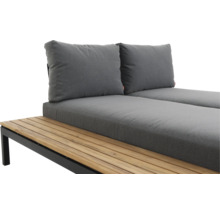 Garten-Loungesofa mit Holzlatten, schwarzem Metallgestell und grauen Sitzpolstern.