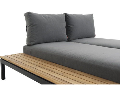 Garten-Loungesofa mit Holzlatten, schwarzem Metallgestell und grauen Sitzpolstern.