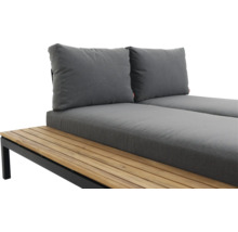 Gartenlounge mit grauen Polstern und Holzlatten auf einem schwarzen Metallgestell.