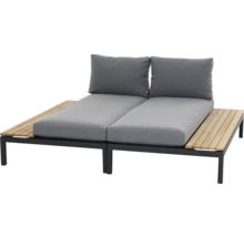 Modernes Garten-Loungesofa mit schwarzem Metallgestell, integrierten Holzablagen und grauen Sitzkissen.