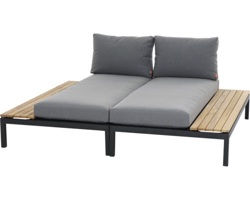 Modernes Garten-Loungesofa mit schwarzem Metallgestell, integrierten Holzablagen und grauen Sitzkissen.