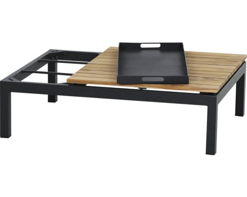 Loungetisch mit dunklem Metallgestell, Tischplatte aus Holzlamellen und schwarzem Tablett.