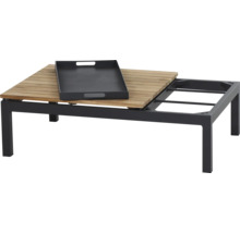 Garten-Couchtisch mit schwarzem Metallgestell, Tischplatte aus Holzlamellen und schwarzem Tablett.