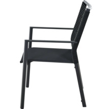 Stapelbarer Gartenstuhl mit Armlehnen, Metallgestell, Rückenlehne mit Seilbespannung und Sitzfläche aus Textilgewebe.