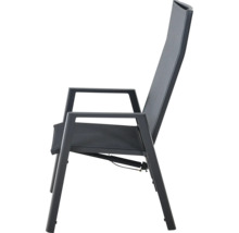 Grauer Gartenstuhl Hochlehner mit Metallgestell und Textilbespannung in der Seitenansicht.