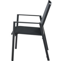 Stapelbarer Gartenstuhl in Anthrazit mit Armlehnen, Aluminiumgestell und Textilbespannung.