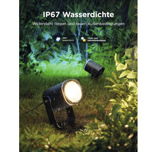 Außenstrahler im Garten bei Regen, gekennzeichnet mit IP67 Wasserdichtigkeit und Hitze- und Kältebeständigkeit