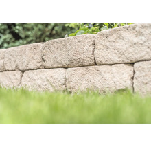 Natursteinmauer mit Rasen im Garten