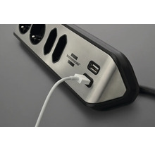 Steckdosenleiste mit USB-Anschlüssen und eingestecktem Kabel der Marke Brennenstuhl