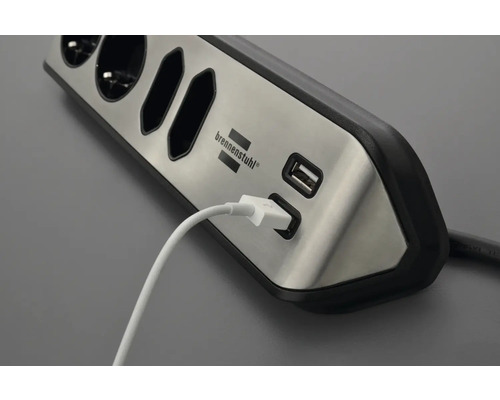 Steckdosenleiste mit USB-Anschlüssen und eingestecktem Kabel der Marke Brennenstuhl