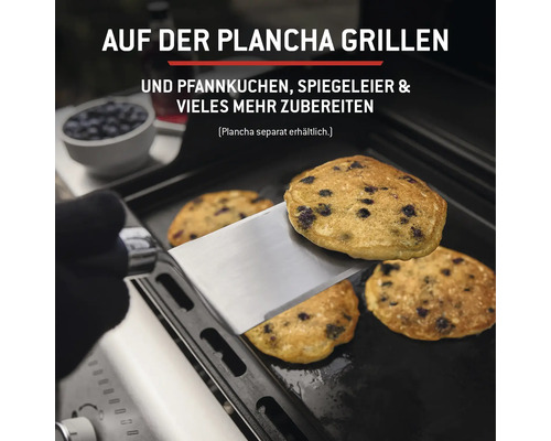 Zubereitung von Pfannkuchen auf einer Grillplatte mit einem Pfannenwender