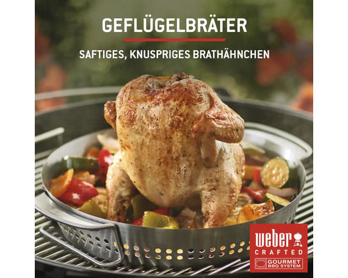 Geflügelbräter mit Brathähnchen und Gemüse auf einem Grillrost. Weber Crafted Gourmet BBQ System Logo.