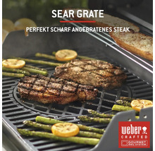 Sear Grate Grillrost mit Steaks, Spargel und Zitronenscheiben auf Grill zubereitet