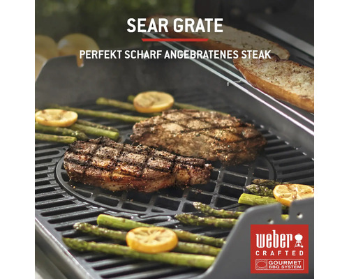 Sear Grate Grillrost mit Steaks, Spargel und Zitronenscheiben auf Grill zubereitet