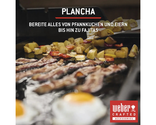 Eine Plancha mit Speck, Eiern und Kartoffeln wird zum Kochen verwendet.
