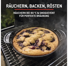 Kuchen in gusseiserner Form auf Grillrost zum Räuchern, Backen und Rösten