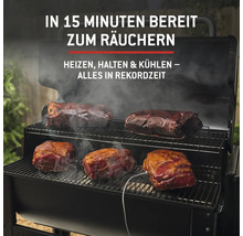 Fleischstücke werden in einem schwarzen Räucherofen zubereitet.