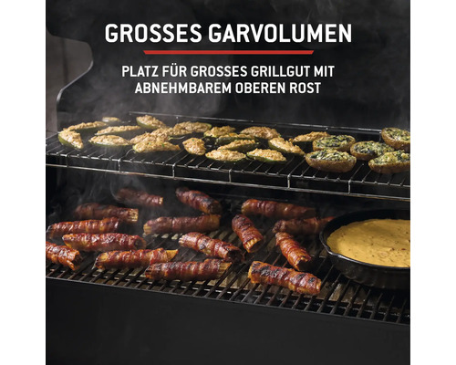 Grill mit großem Garraum und Grillgut auf zwei Ebenen