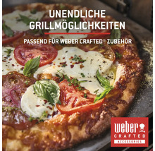 Nahaufnahme einer Pizza mit Tomaten, Mozzarella und Basilikum, zubereitet mit Weber Crafted Zubehör.
