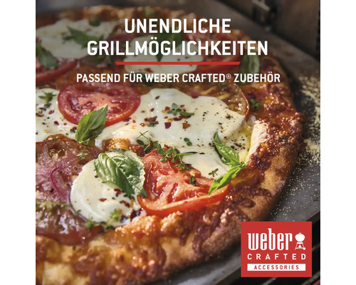 Nahaufnahme einer Pizza mit Tomaten, Mozzarella und Basilikum, zubereitet mit Weber Crafted Zubehör.