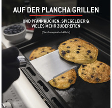 Zubereitung von Pfannkuchen auf einer Grillplatte mit einem Pfannenwender