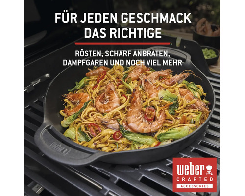 Weber Crafted Accessoires Wokpfanne mit Nudeln und Garnelen auf dem Grill