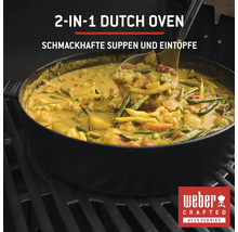 2-in-1 Dutch Oven mit Eintopf auf einem Grill und Weber Crafted Accessories Logo.