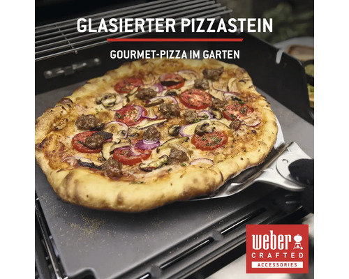 Glasierter Pizzastein mit Gourmet Pizza auf einem Grill und Weber Crafted Accessories Logo