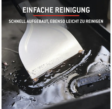 Reinigung einer Grillplatte mit einem Schaber.