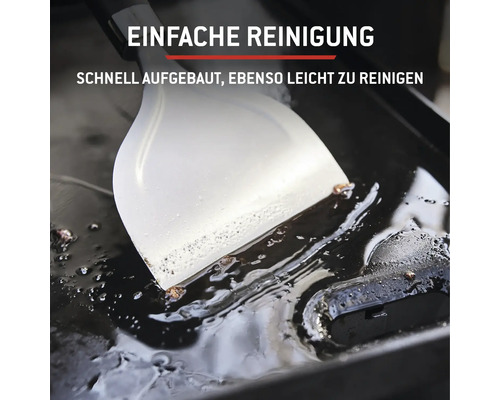 Reinigung einer Grillplatte mit einem Schaber.