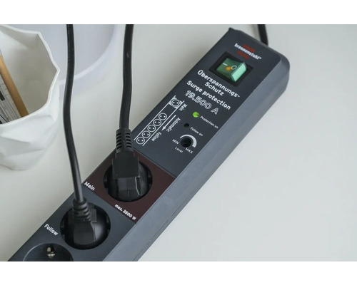 Brennstuhl Steckdosenleiste mit Überspannungsschutz und eingesteckten Stromkabeln