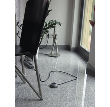 Szene mit Stuhl, Zimmerpflanze und Stehleuchte