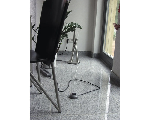 Szene mit Stuhl, Zimmerpflanze und Stehleuchte