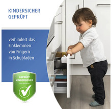 Ein Kind öffnet eine Schublade mit einem Kindersicherungsprodukt, das das Einklemmen von Fingern verhindert.